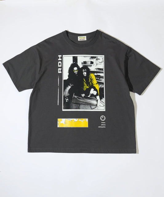 DL x ARI UP S/S TEE (CHARCOAL)